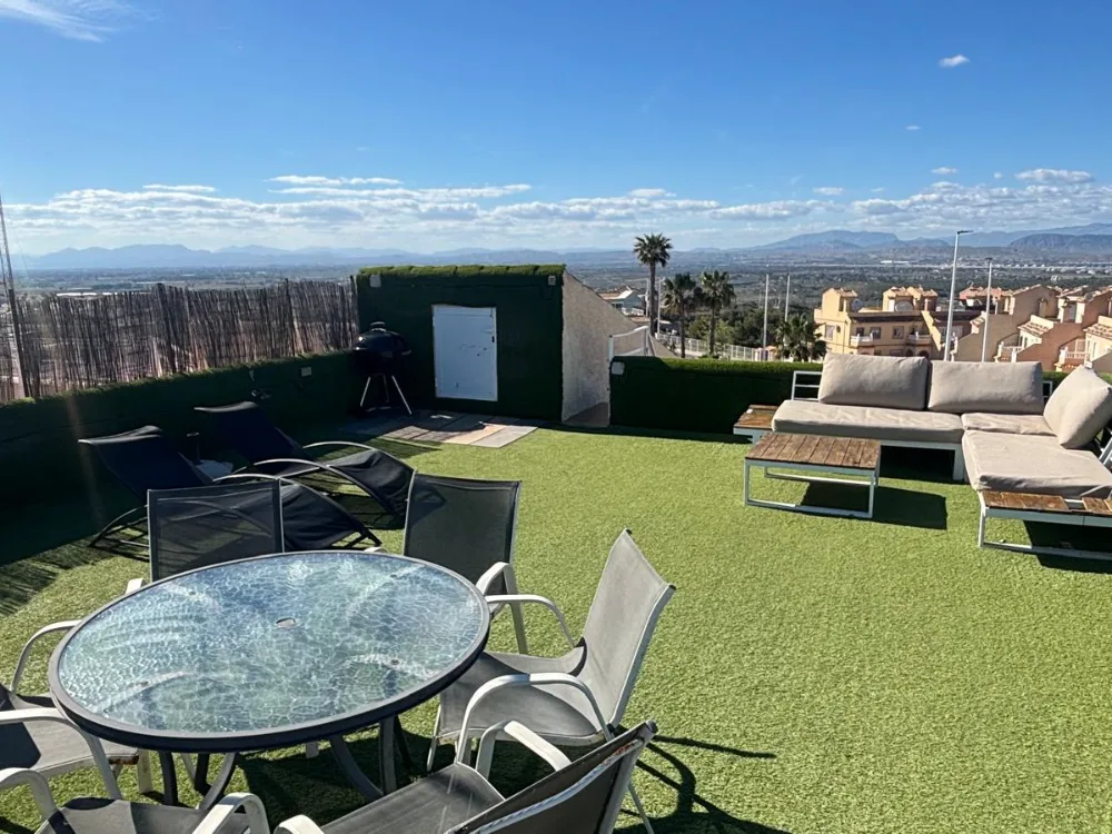 Table à manger et transats sur le rooftop avec vue sur les montagnes, Gran Alacant