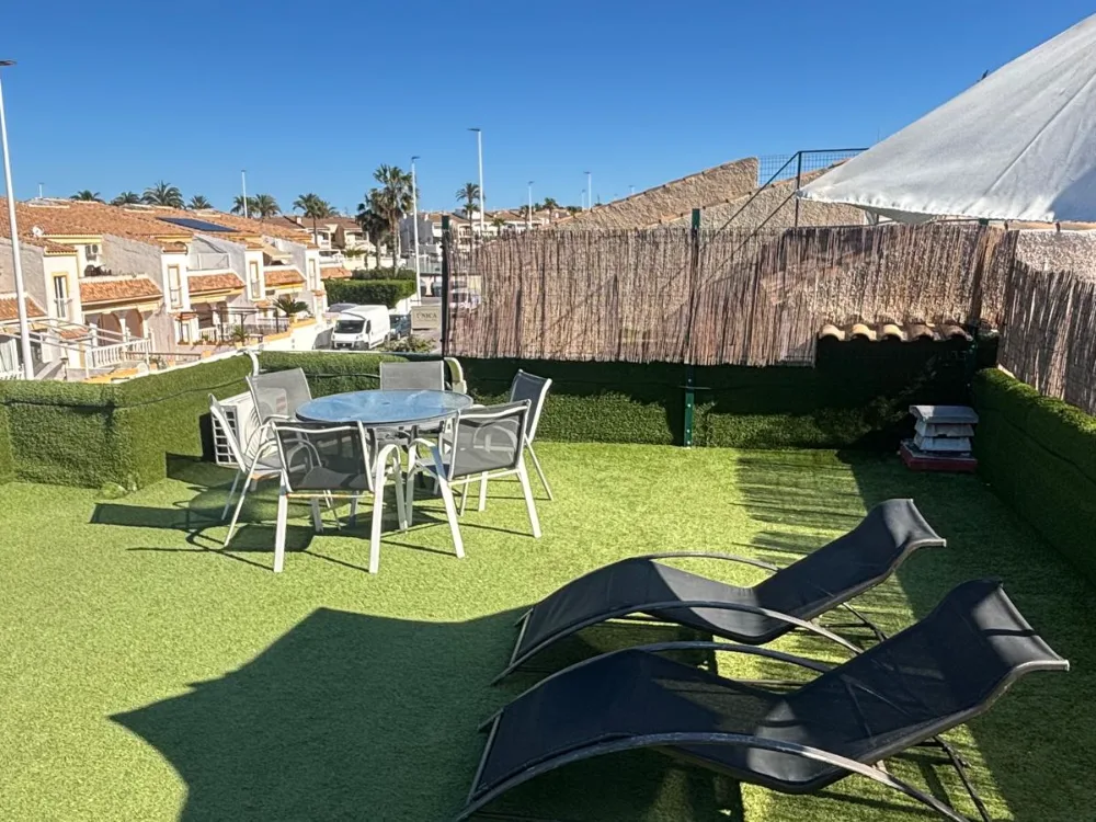 Vue grand angle de la terrasse privée au coucher du soleil, Costa Blanca
