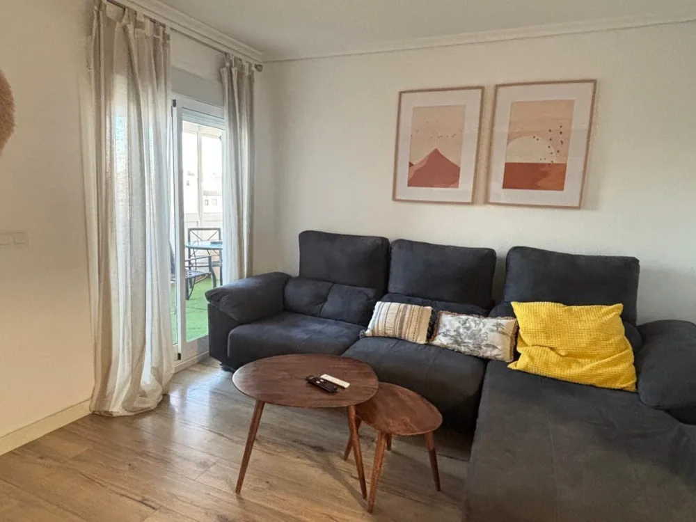 Canapé d'angle du salon lumineux, décoration méditerranéenne