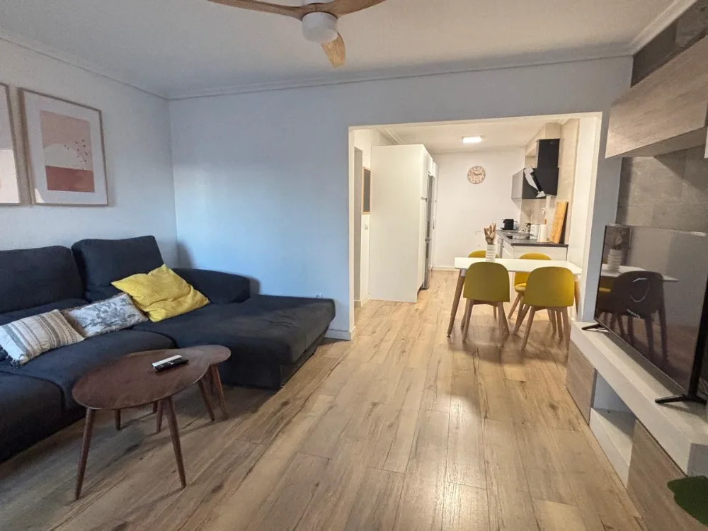 Salon en enfilade vers la salle à manger et la cuisine ouverte, maison calm·sol