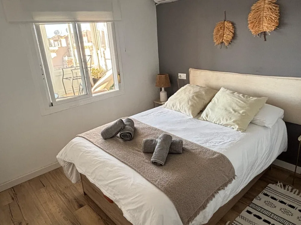 Chambre principale avec lit double, literie blanche, location Costa Blanca
