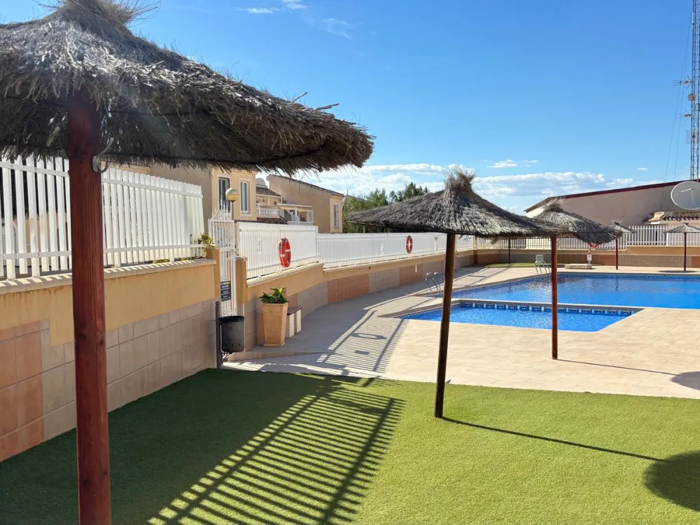 Piscine commune de la résidence avec parasols paillés, Gran Alacant