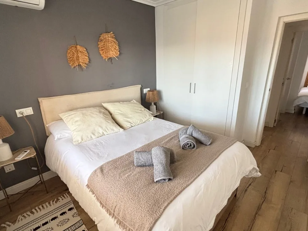 Détail d'une chambre, textiles naturels, maison calm·sol