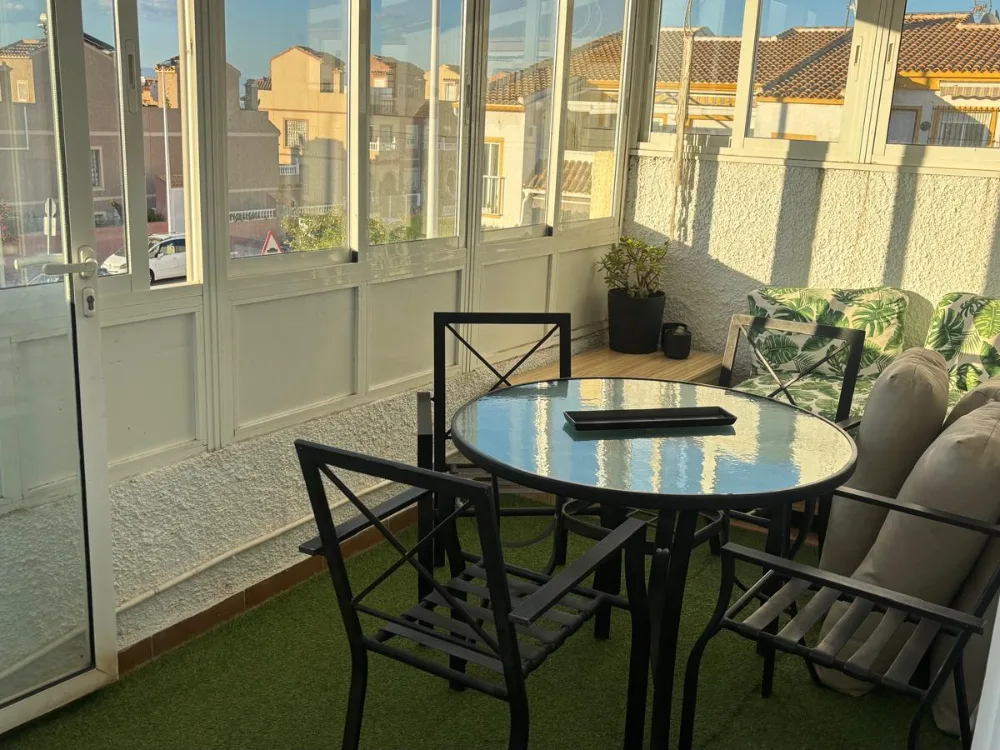 Véranda solarium lumineuse avec grandes baies vitrées, maison calm·sol